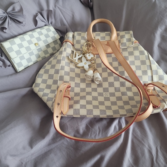 Woman's Purse - Picture 2 of 16